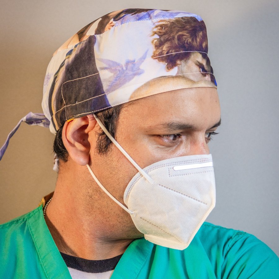 Doctora con gorro quirúrgico de tela